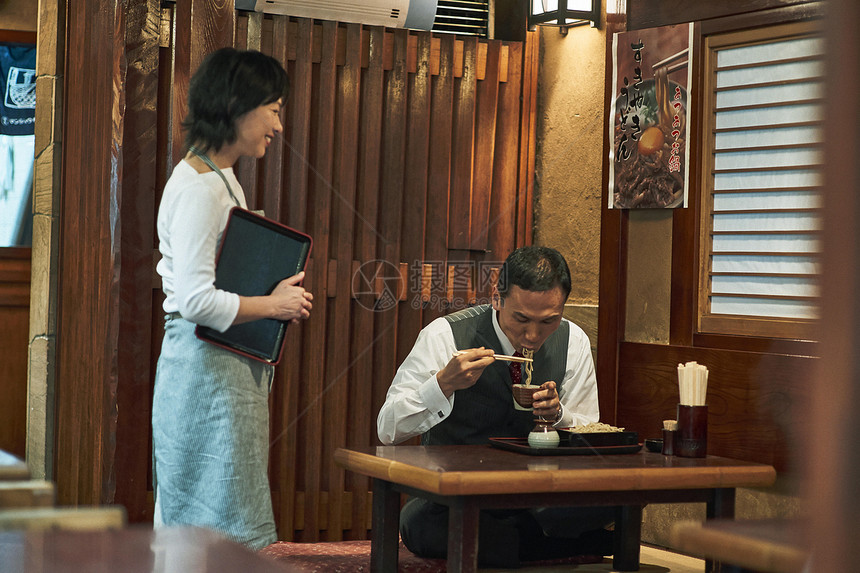 日式餐厅常客与女店员聊天图片