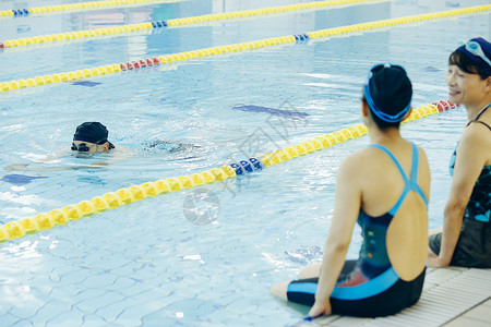中年女人在泳池游泳健身图片素材