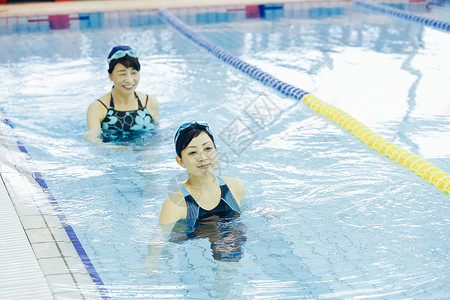2人在泳池游泳健身图片素材