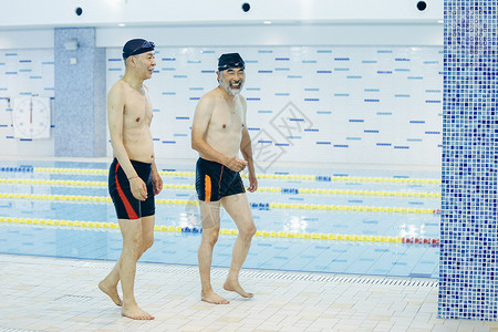 运动俱乐部训练健身房中老年人游泳人生高清图片素材