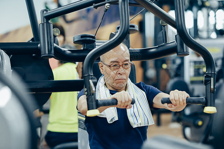 在健身房锻炼手臂的中年男人图片