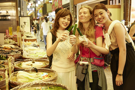 外国女性观光市场欢快高清图片素材
