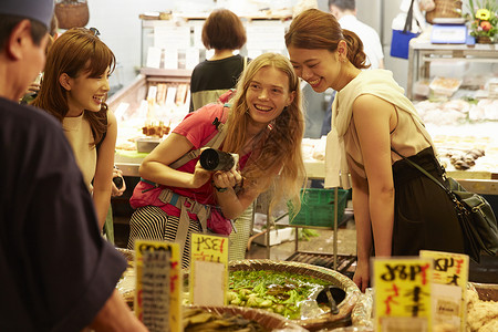 外国女性和日本女性观光市场家庭高清图片素材