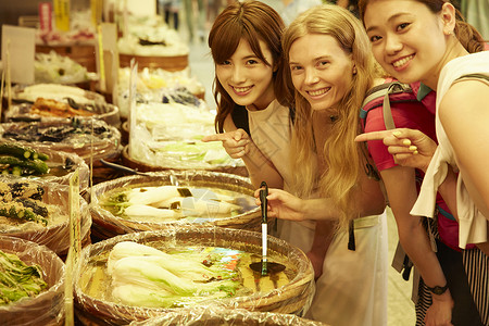 外国女性和日本女性观光市场美丽高清图片素材
