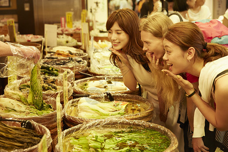 外国女性和日本女性观光市场旅游高清图片素材