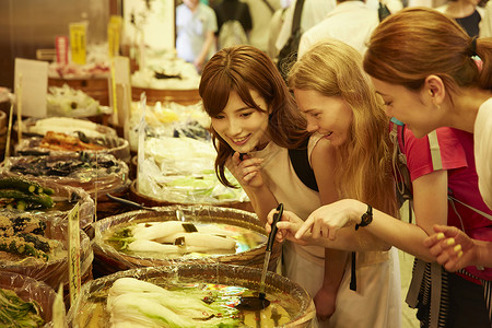 外国女性和日本女性观光市场踏青高清图片素材