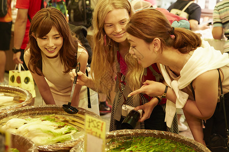 外国女性和日本女性观光市场姐妹出游高清图片素材