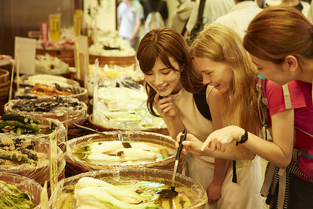 外国女性和日本女性观光市场城市风光高清图片素材