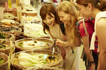 外国女性和日本女性观光市场笑脸高清图片素材