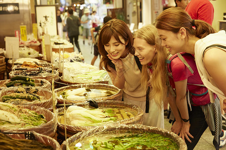 外国女性和日本女性观光市场游客高清图片素材