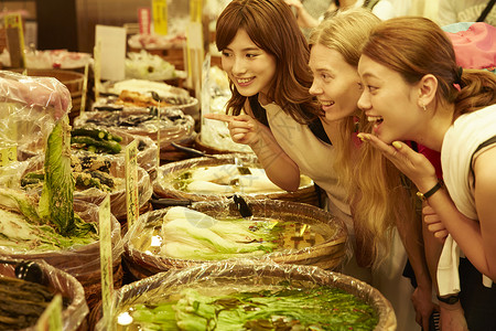 外国女性和日本女性观光市场观光客高清图片素材