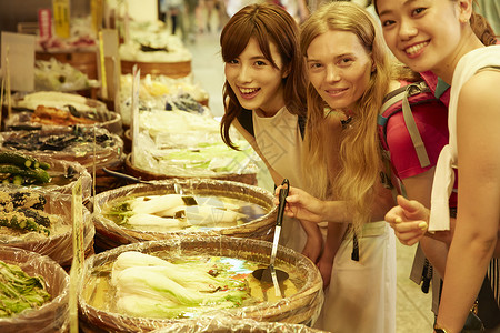 外国女性和日本女性观光市场客人高清图片素材