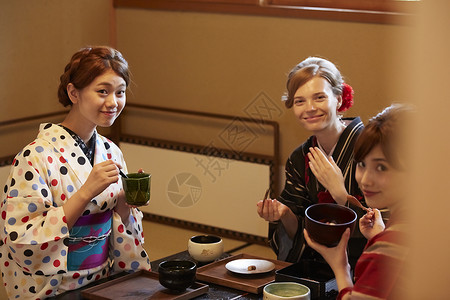 女孩享受日本绿茶图片