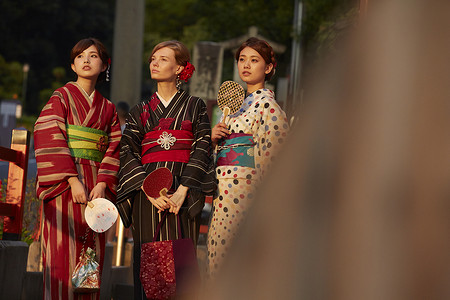 日本街头穿和服的女性图片