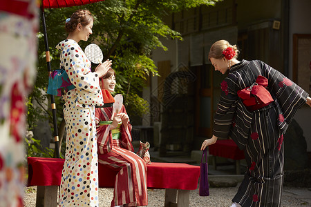 假期日本街头的妇女图片