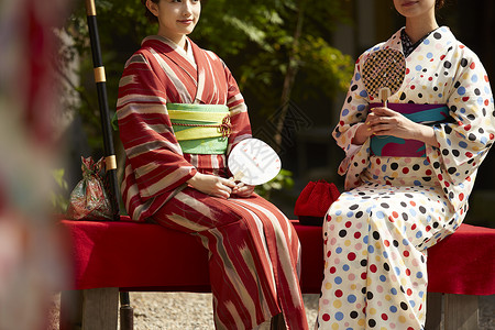 身穿日本和服的女性图片