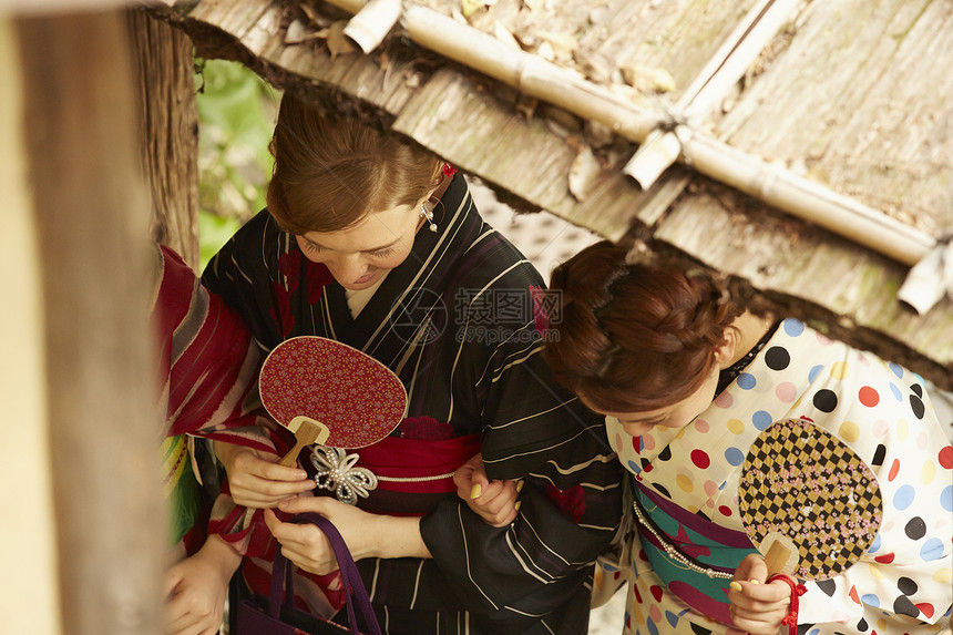 外国妇女在古都和日本妇女旅行图片