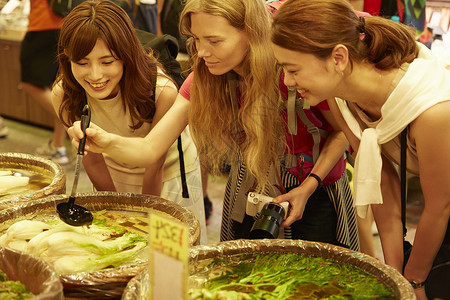 假日外国女性和日本女性观光市场愉快高清图片素材