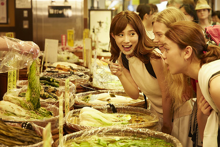 外国妇女和日本妇女观光市场晴朗高清图片素材