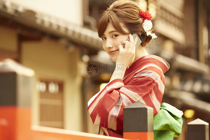 户外打电话的日式和服女性肖像图片