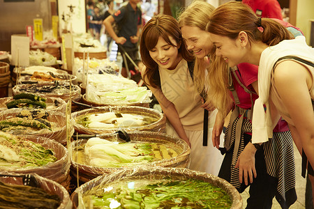 年轻美女带外国友人当地市场旅游观光京都高清图片素材