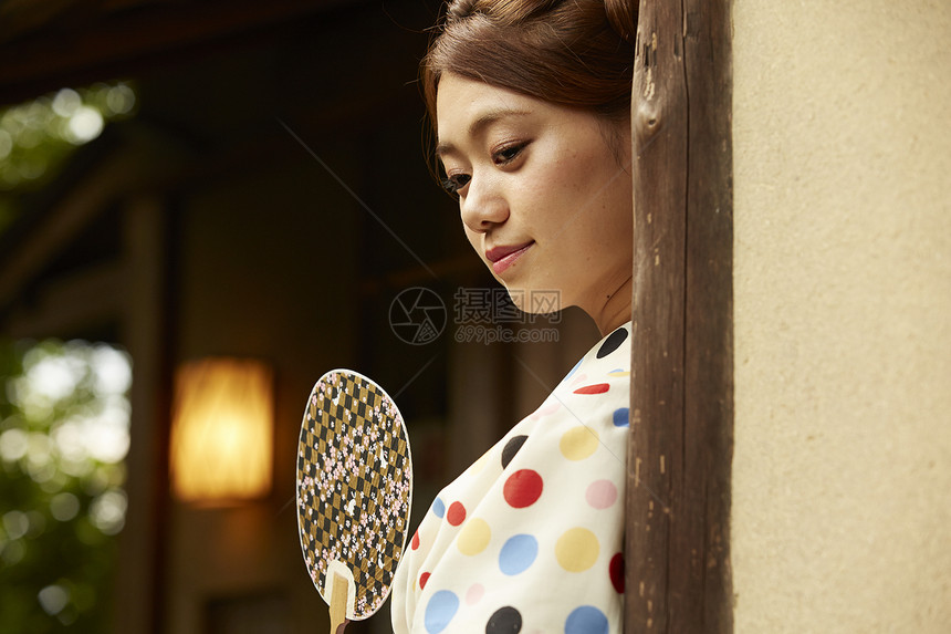 日本和服美女手拿蒲扇图片