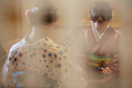 年轻美女与友人体验日本茶道背景图片
