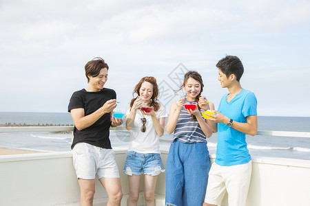 在海边度假吃西瓜的青年游客图片