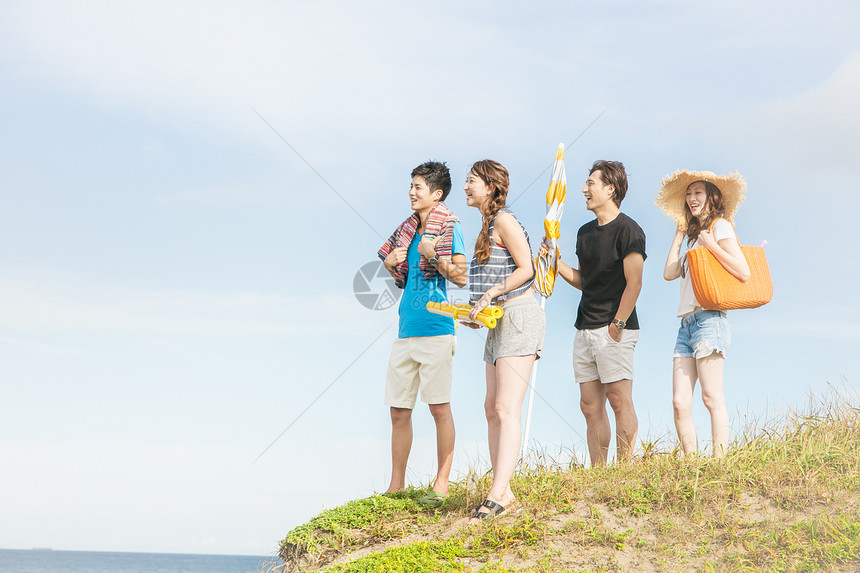 海边享受夏天的青年人图片