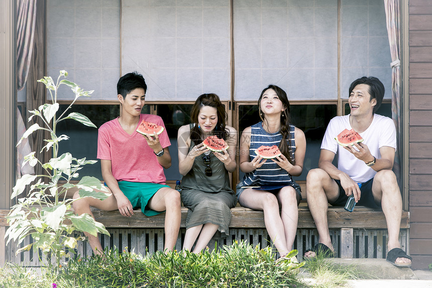 夏日度假村聚会吃西瓜的4人图片