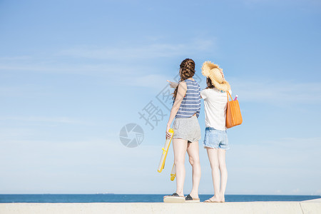 女人在海边享受夏天时光图片