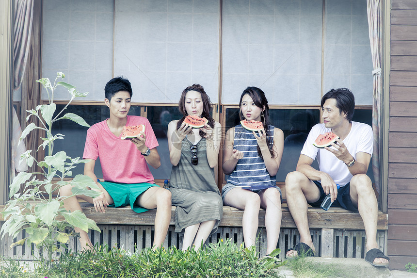 中元节青春休假一个男人和一个女人在边缘吃西瓜图片
