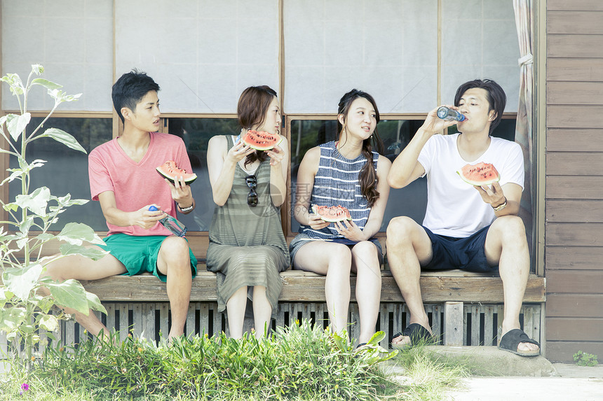 快乐情侣夏一个男人和一个女人在边缘吃西瓜图片