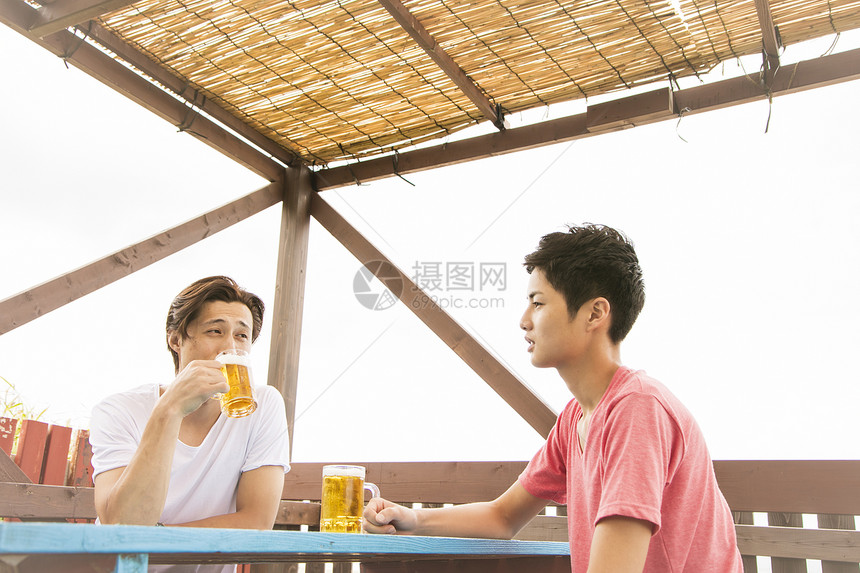 夏日海边喝酒聊天的朋友图片