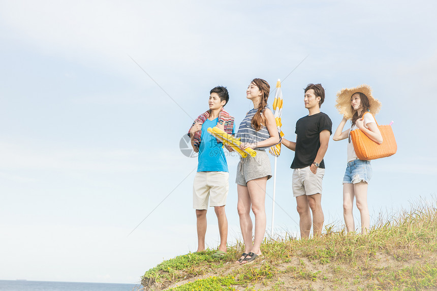 夏日海边旅游的4人图片