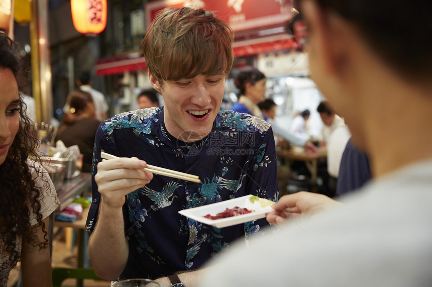 外国游客享受日本料理图片