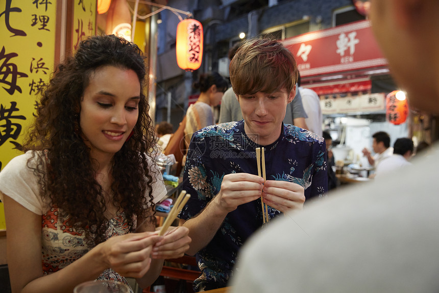 外国游客享受日本料理图片