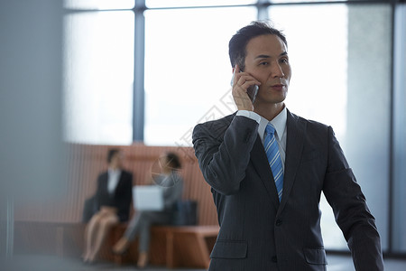 商务职业男职员讲电话图片