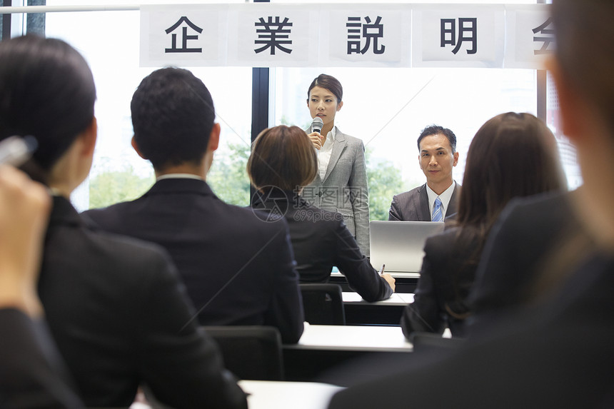 参加公司培训的职场新人图片