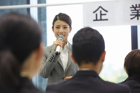 女性商务人士演讲背景图片