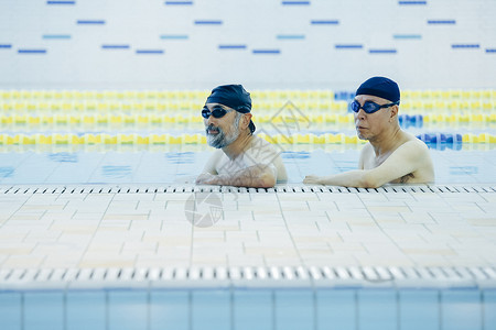 游泳池里的中老年人活跃高清图片素材