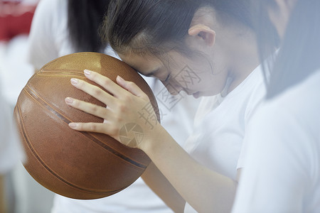 紧张拿着篮球的高中学生形象夏装高清图片素材