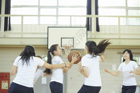 女学生们练习篮球的校园生活日本人高清图片素材