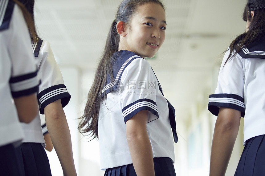 走廊初中生放学后转头看的女学生图片