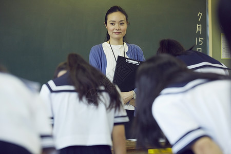 学校课堂学习的初中学生与女老师的形象初中女孩高清图片素材