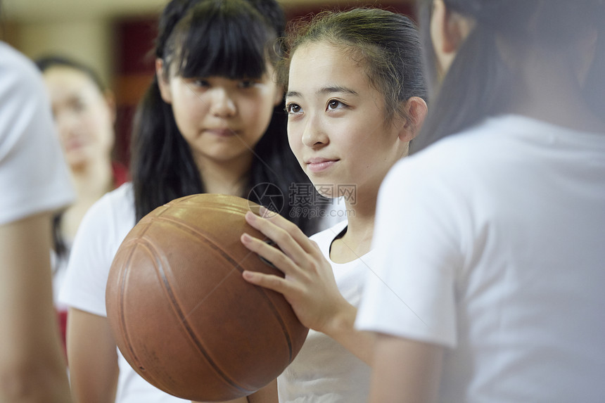 上体育课的女中学生