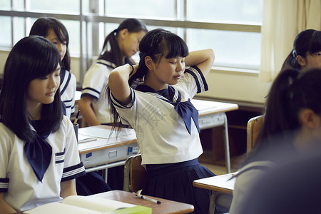 上课的女中学生学校高清图片素材