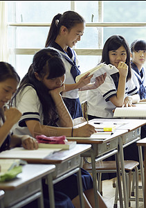 上课的女中学生学生生活高清图片素材