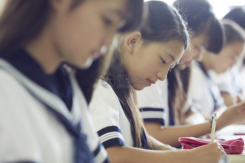 上课的女中学生图片