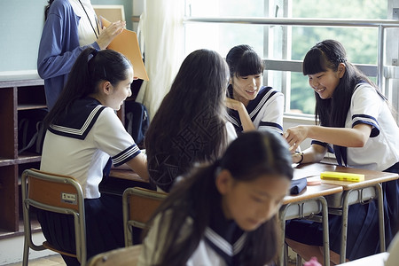 课间女同学坐在一起聊天少女高清图片素材